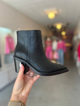Load image into Gallery viewer, sydney boots
